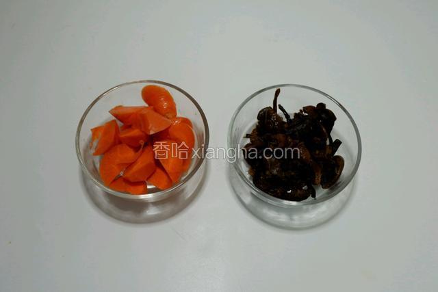榛蘑提前泡发好洗净，胡萝卜切成滚刀块

