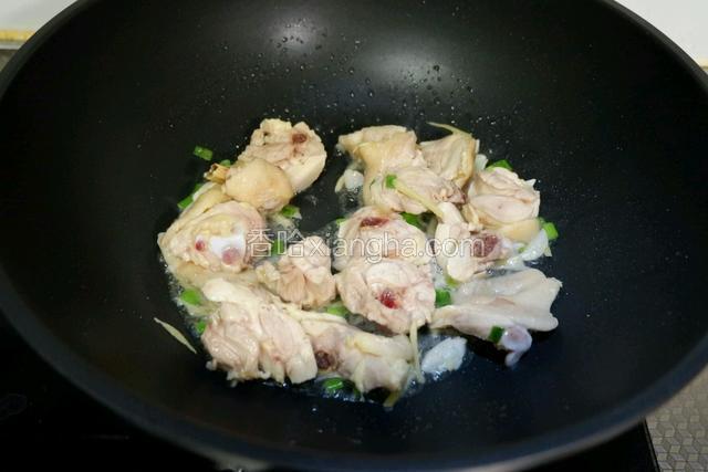 加入鸡腿翻炒片刻
