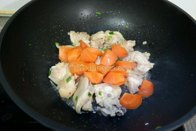 在加入胡萝卜翻炒片刻
