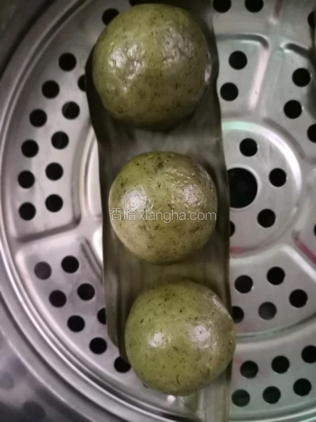 把面团分成小团，把每个小团面皮从中间按扁，放入红豆馅，把面皮包起来搓圆即可。
为了蒸的时候不粘，可以在蒸屉铺上香蕉叶，如果没有就抹点油。
入锅蒸15分钟左右即可。