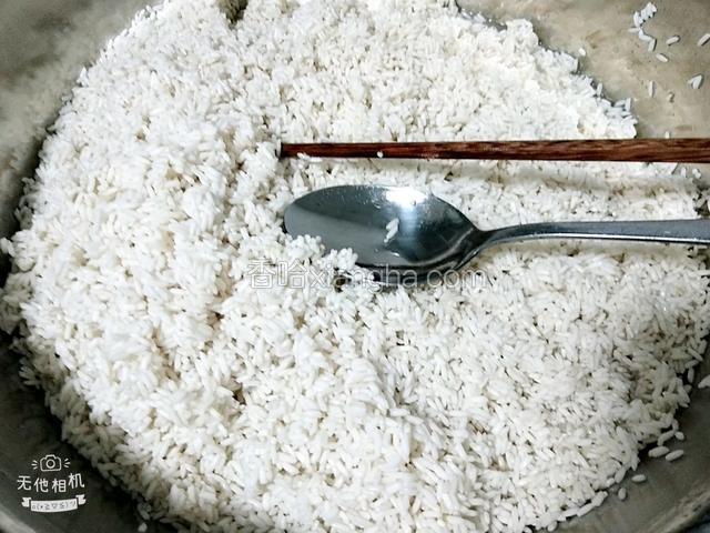 糯米用水淘洗干净，准备一个勺子和一根筷子
喜欢吃绿豆粽的可以加绿豆，但绿豆最好提前泡几个小时，也可以加一颗蜜枣成蜜枣粽，还可以把咸肉切碎加入糯米一起拌匀包咸肉粽，随自己口味添加，我最爱白米粽所以什么都不加
