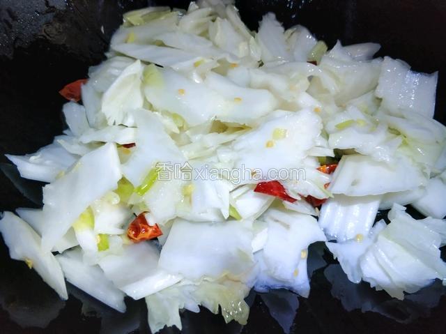 放入白菜邦翻炒。