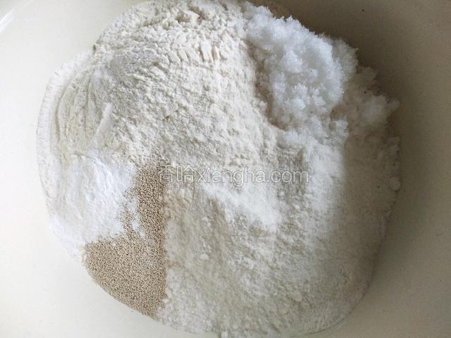 大米粉，面粉放盆里，加酵母粉，泡打粉，白糖，温水和面。