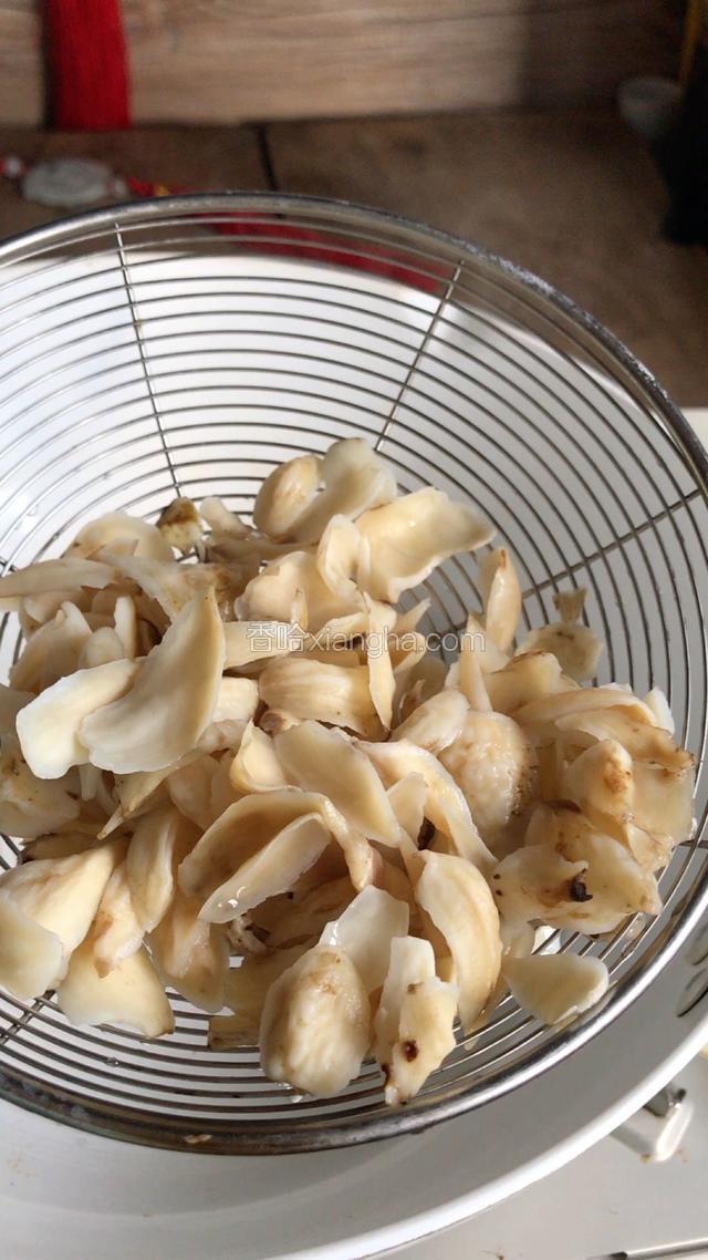 百合放入开水锅中煮熟，捞出沥水备用