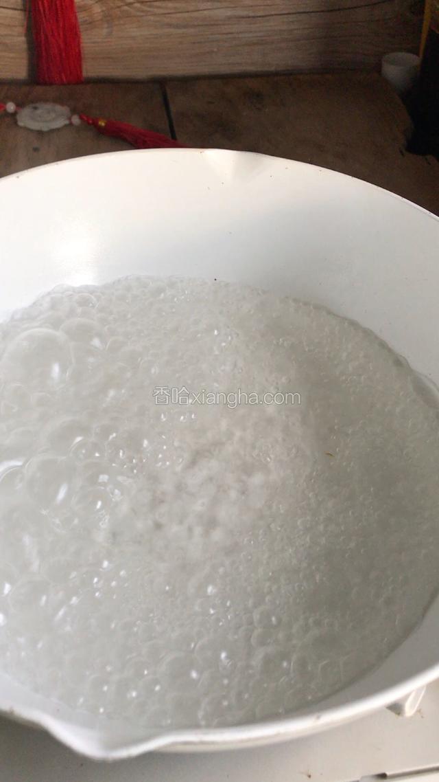再热锅，加入半碗清水，加入适量白糖