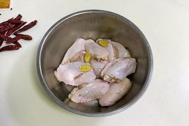用筷子把调味料和鸡翅拌匀，也可以直接用手抓匀，腌制30分钟。