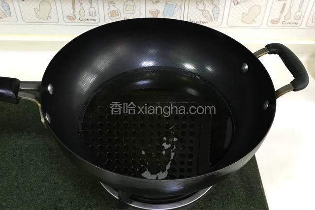 开大火，在锅内倒入适量的食用油。