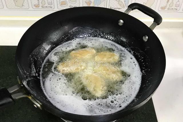 食用油加至7～8分热时，把鸡翅放入锅中转中火炸制，鸡翅放入锅时不要急于翻动，大约1～2分钟后再去翻动。