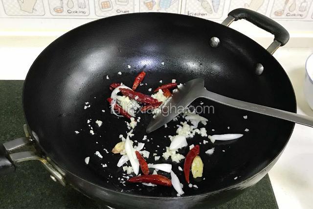 在锅内倒入适量食用油，加入干辣椒、葱白、姜片、蒜蓉炒香。