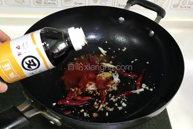加入又伊鲜酱油、甜辣酱、蜂蜜混合均匀。