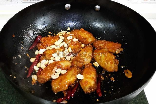 让鸡翅裹上慢慢的酱汁，最后撒入花生翻动下即可出锅。