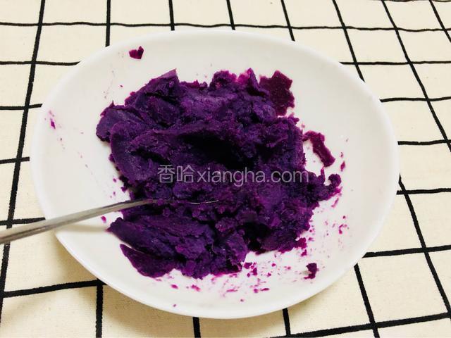 紫薯隔水蒸熟，然后加一勺糖用勺子压成泥状
