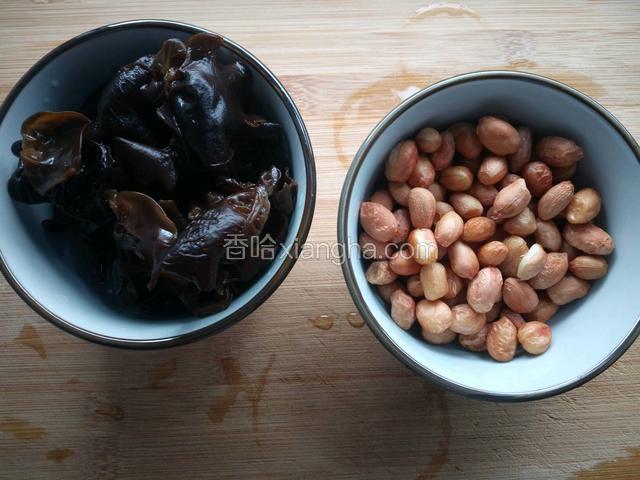 木耳提前半小时泡发。花生米泡发10分钟，放入电高压锅加少量的盐和一个八角煮好。