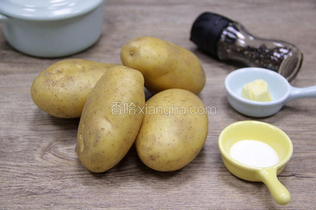 所有食材准备好待备用。