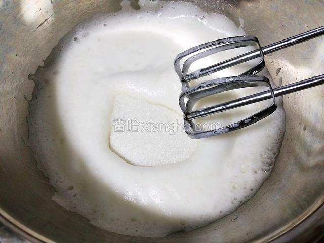打发至有清晰纹路加入剩下的白糖，继续低速打发至白糖融化，再换中高速打发