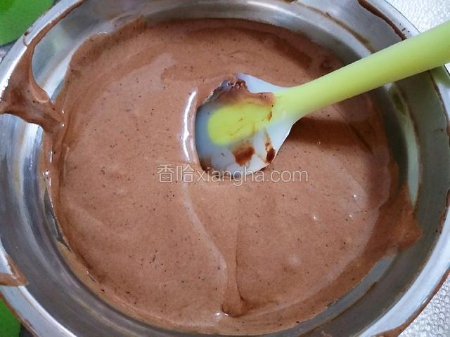 取三分之一蛋白到蛋黄糊中，翻拌均匀（不可划圈搅拌，以免消泡）