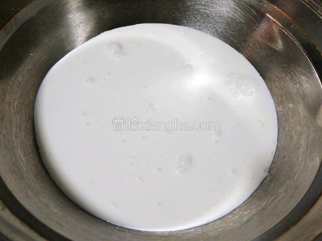 冷藏后的淡奶油，加入白糖打发