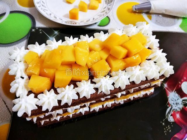 中间摆上芒果粒