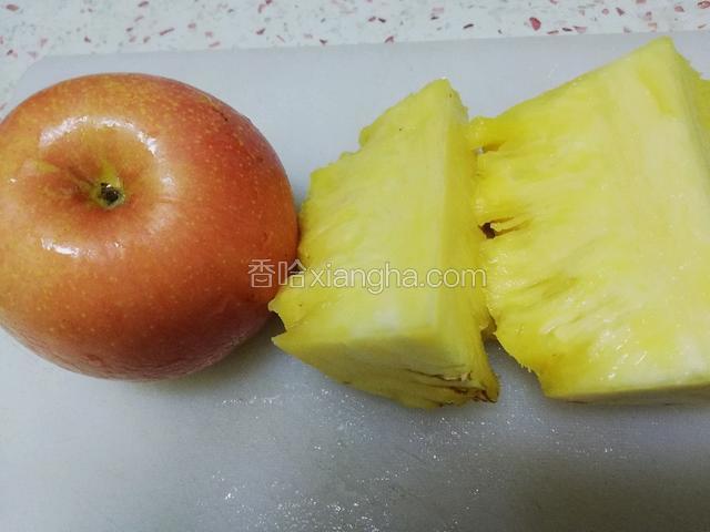 准备好食材，菠萝用淡盐水浸泡30分钟。