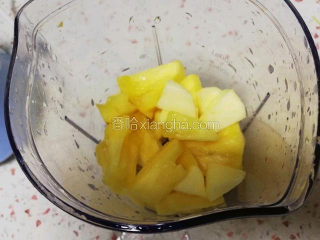 放入料理机，加适量蜂蜜，凉白开。