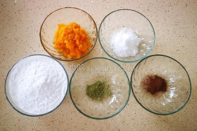 准备材料。
这里牛奶没拍照，因为不是定量的。
巧克力粉跟抹茶粉取一就行了。
给出的材料，是八个直径约5厘米南瓜饼的量。