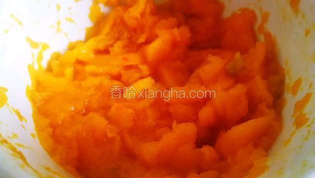 从微波炉里取出用南瓜，用勺子粗略捣碎。
微波炉功率不同，可能有些时间差。以勺子能轻松按下去为准，若觉得按压费劲多打两分钟。