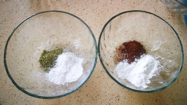 巧克力粉或抹茶粉1g，加入2g糯米粉。
哪个方便用哪个，装饰用。