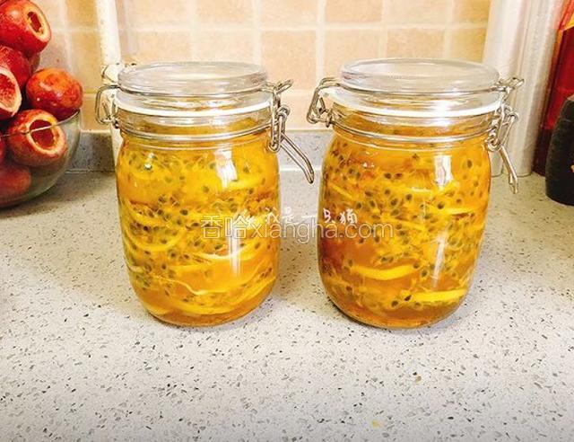 两个密封罐（我就是用宜家那种）重复动作直到装满，蜂蜜最后封层，盖好放入冰箱，三天后就可以泡水喝了