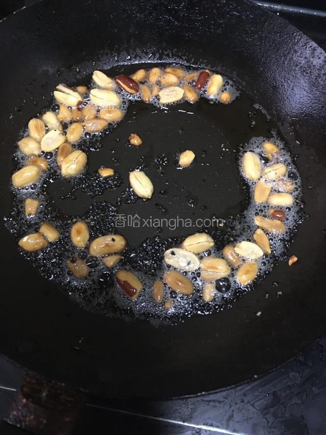 另起锅，锅里放油把花生和芝麻炸一下