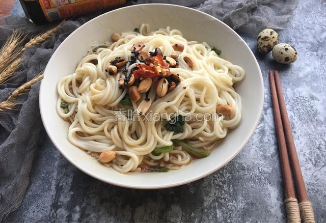 把面放入刚才调好的料碗里，顶上浇上花生碎和芝麻吃的时候拌一下，保准你爱上它