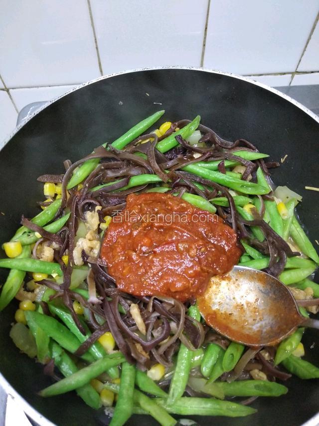加蕃茄酱及泡过虾米的水，盛起備用；
