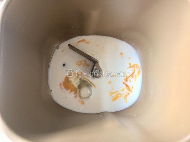先把牛奶鸡蛋等液体一起倒入面包机桶内。
