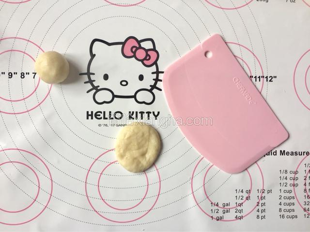 取出面团按压排气分割成20克左右一个的小剂子。

