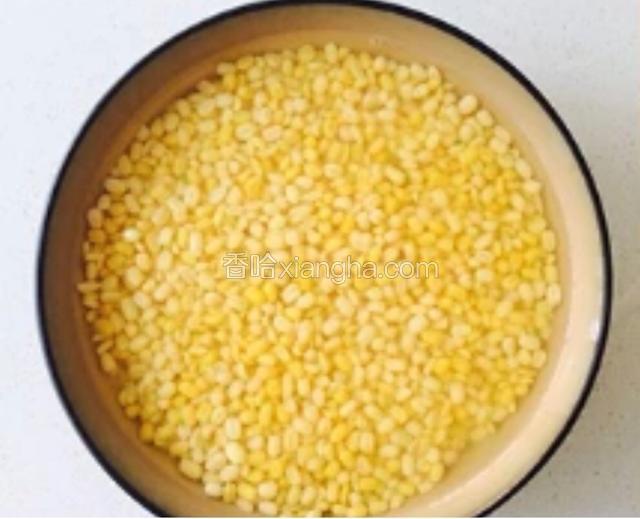 绿豆泡8小时左右，夏天天气炎热可放入冰箱冷藏泡发8小时