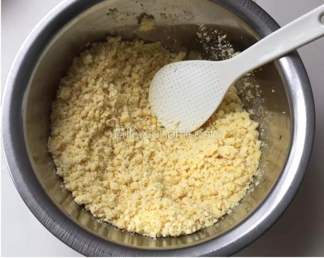 蒸好后用勺子按压成粉糊状