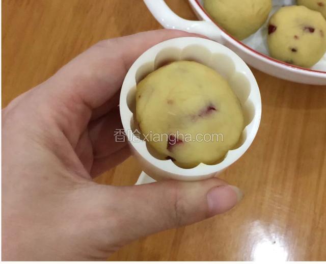 用磨具压出一个个漂亮的花纹，注意力道，我觉得塑料磨具更容易压出清晰的纹理