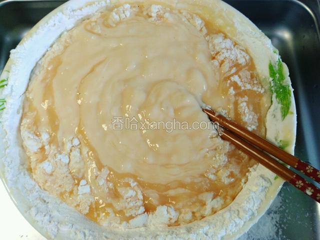 沿之前的方向搅至木薯粉全部融合进去