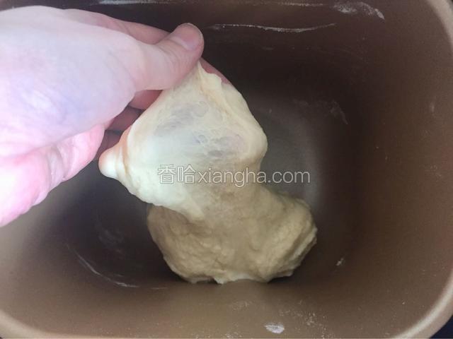 启动一个和面程序，检测面团成团可以拉扯出粗糙的膜
