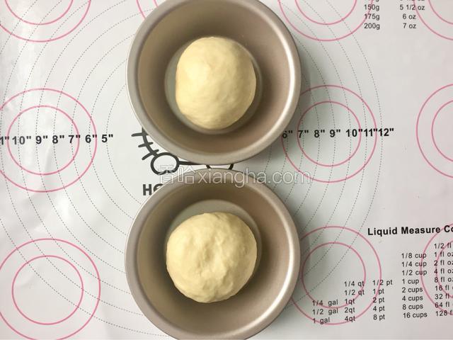 分割成50g克左右一个的面团入模具

