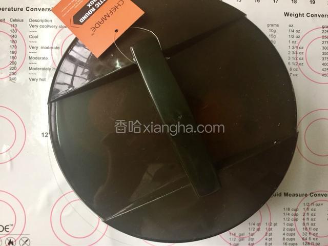 包保鲜膜后放入蛋糕盒内加碗热水二次发酵30分钟
