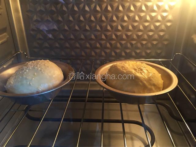 取出热水,汉堡胚刷蛋液芝麻启动烤箱烘烤功能160度15分钟。
