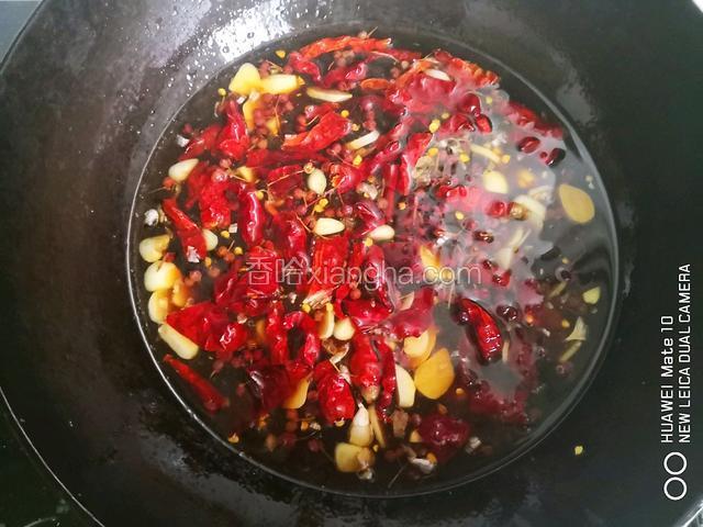 在锅中先倒入醋，醋开后倒入生抽、白砂糖，中小火煮2分钟