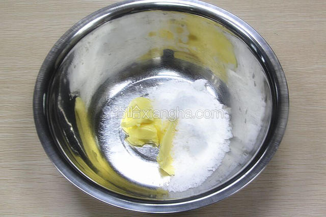 软化好的黄油加入糖粉用电动打蛋器，打到蓬松，颜色发白变浅。