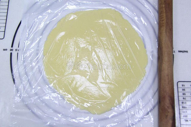 盖上保鲜纸，用擀面仗擀成2cm厚的饼皮，（不用保鲜纸面团会粘的哦