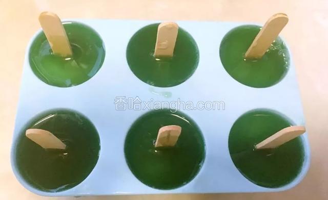 清水加3克砂糖化开倒入一滴绿色色素，搅拌均匀。将模具取出来，在均匀的道路表面放冰箱，冷冻两小时即可。