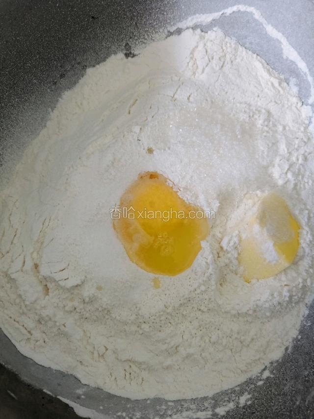 400g面粉中加入一个鸡蛋，2g小苏打，2g盐，3g白糖