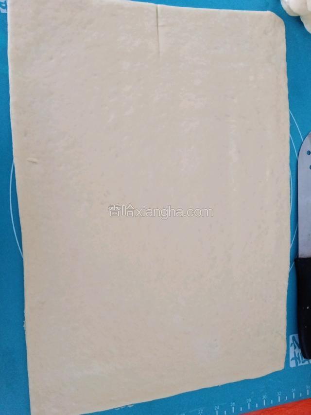 案板抹油，将面团排气，擀成0.5公分厚的薄片