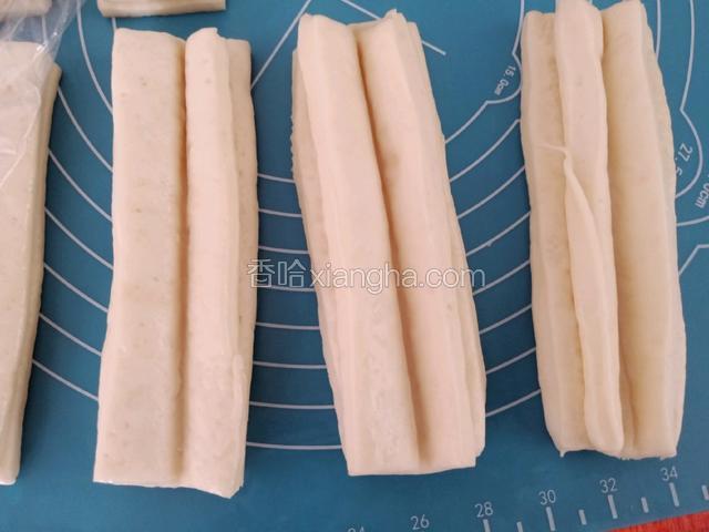 发酵好的面片用筷子从中间压一下