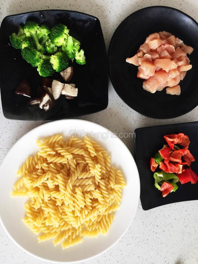 准备食材，鸡胸肉，青红椒，西兰花，香菇，意面。鸡胸肉切丁，青红椒切小块，香菇切块，西兰花焯水备用，
意面凉水下锅，煮熟至中间没有硬芯，捞出来，过凉水。