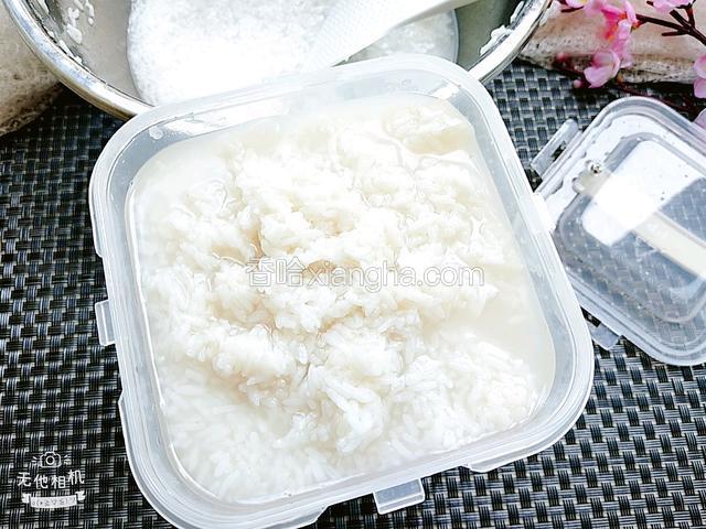 做好的酒酿一次性吃不完，用密封罐装好放入冰箱冷藏（装酒酿的罐都需要用开水烫一下杀菌）